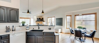 Luxury 'prairie Retreat': 5 Min From Madison!