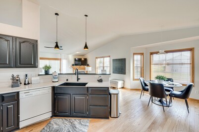 Luxury 'prairie Retreat': 5 Min From Madison!