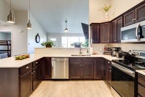 Casa (3 Bedrooms) | Cocina privada | Microondas, horno, parrilla de estufa y lavavajillas