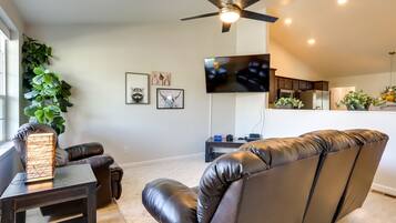 TV, konsol permainan video, buku-buku