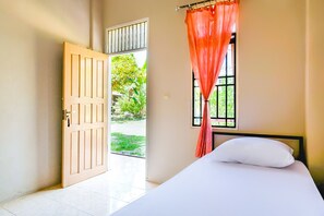 Escritorio, espacio para trabajar con laptop y wifi gratis