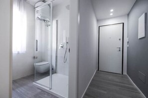 Douche, séchoir à cheveux, serviettes fournies, savon