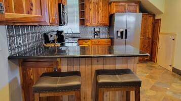 Køleskab, mikrobølgeovn, ovn, kogeplade