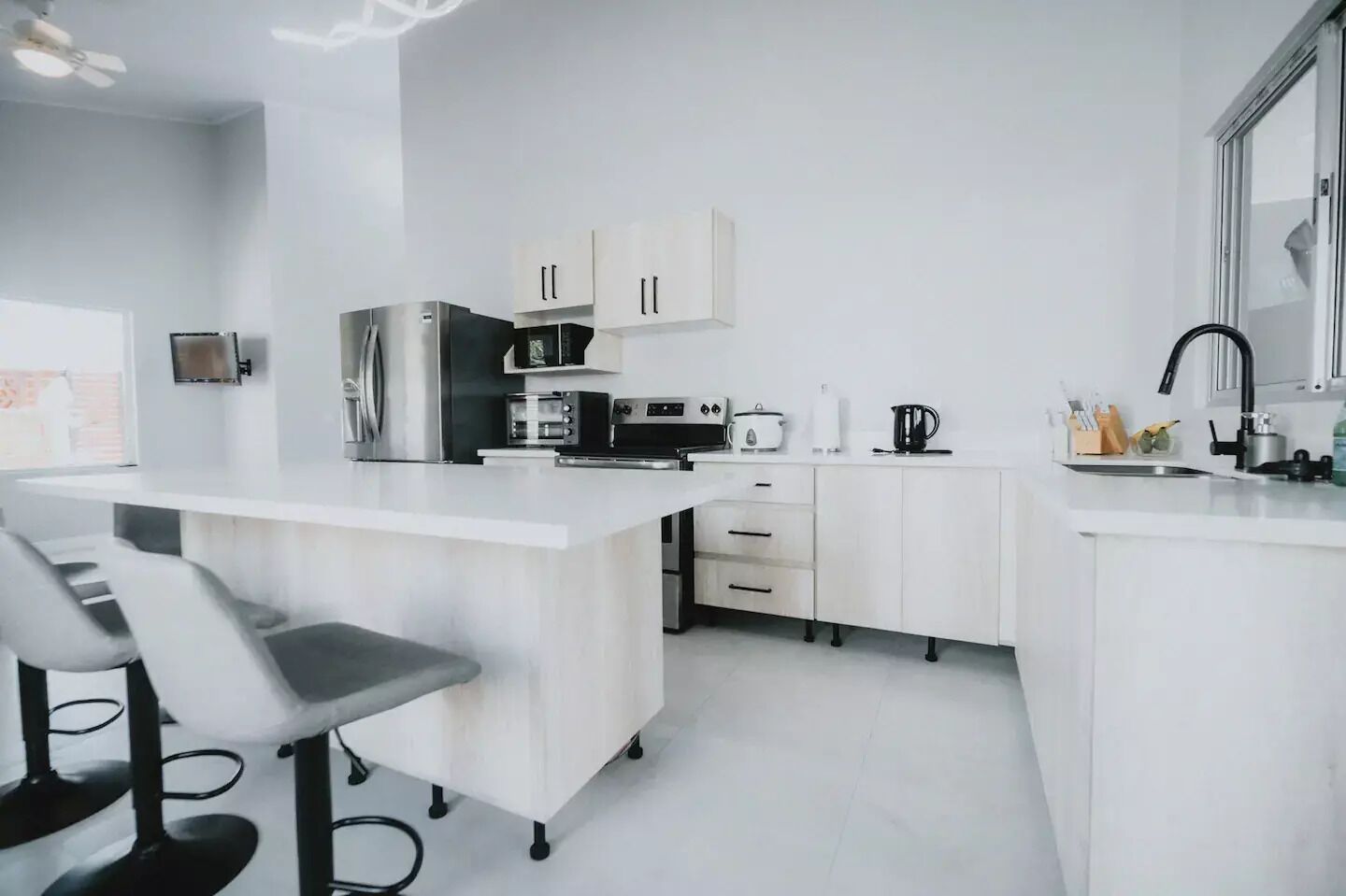 冷蔵庫、電子レンジ、オーブン、コンロ