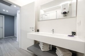 Shower, hair dryer, towels, soap - Floriani apartment a window on the lake (Nago-Torbole)