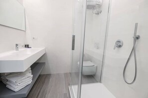 Shower, hair dryer, towels, soap - Floriani apartment a window on the lake (Nago-Torbole)