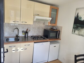 Fridge, microwave, stovetop, dishwasher - Studio Confort - Centre Ville (Fécamp)