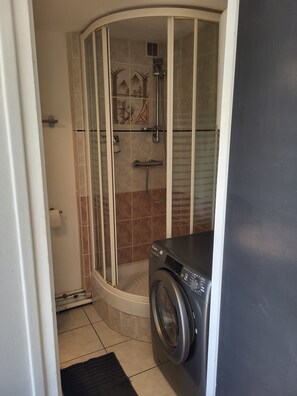 Shower, towels, soap, shampoo - Studio Confort - Centre Ville (Fécamp)