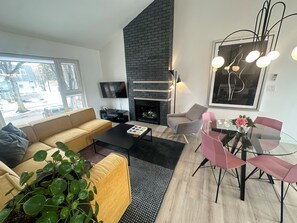 TV connectée, cheminée, jeux vidéo