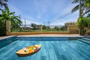 6 piscines extérieures, parasols de plage, chaises longues