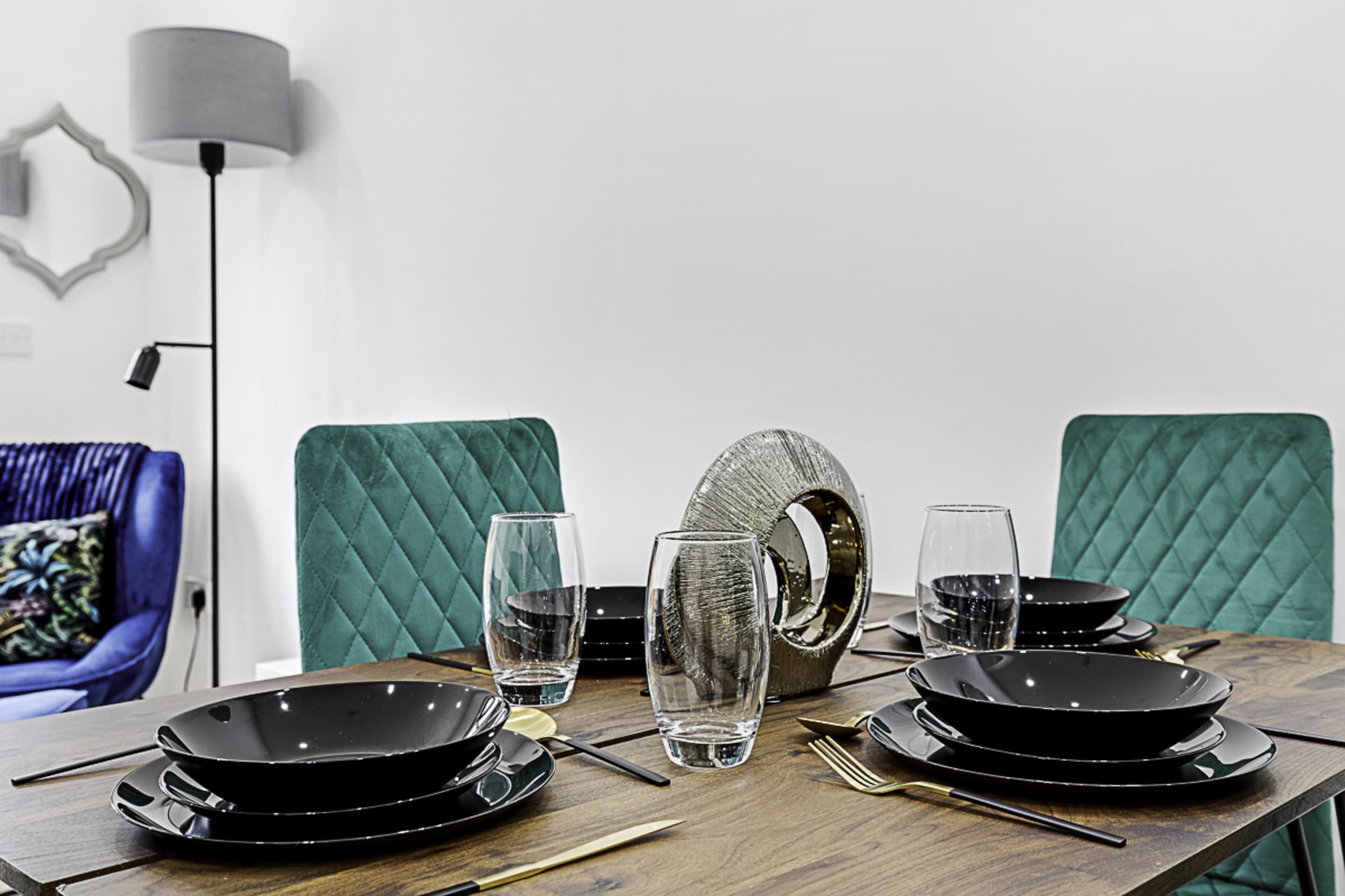 Basic Apartment, Multiple Beds | Dining