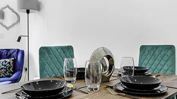 Basic Apartment, Multiple Beds | Dining