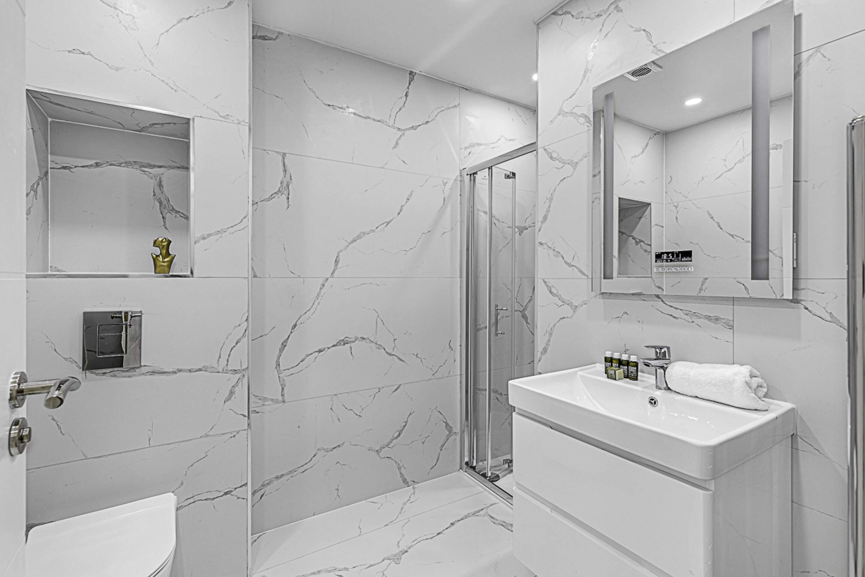 Basic Apartment, Multiple Beds | Bathroom | Shower, hair dryer, towels, soap