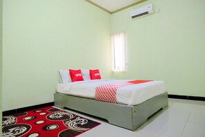 Deluxe Double Room | Laptop workspace, free WiFi, bed sheets