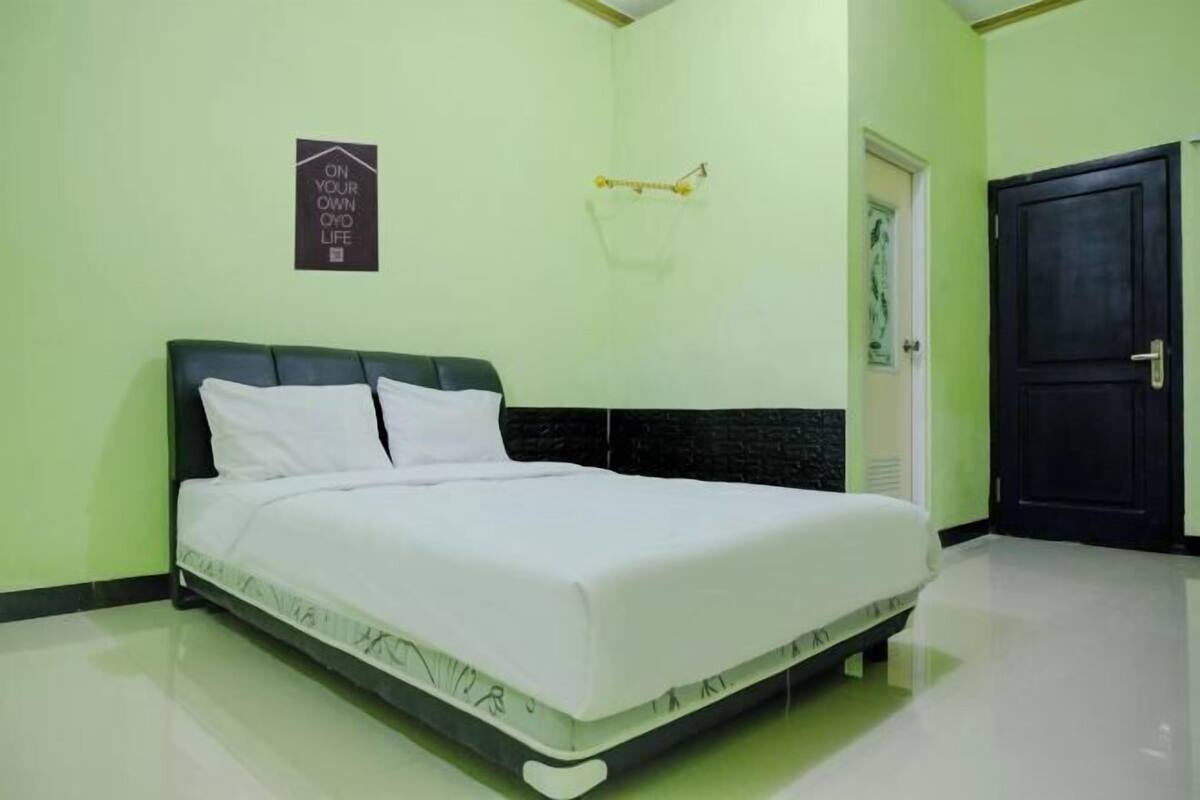 Laptop workspace, free WiFi, bed sheets