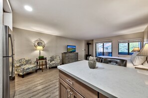 アイロン / アイロン台、WiFi (無料)、ベッドシーツ