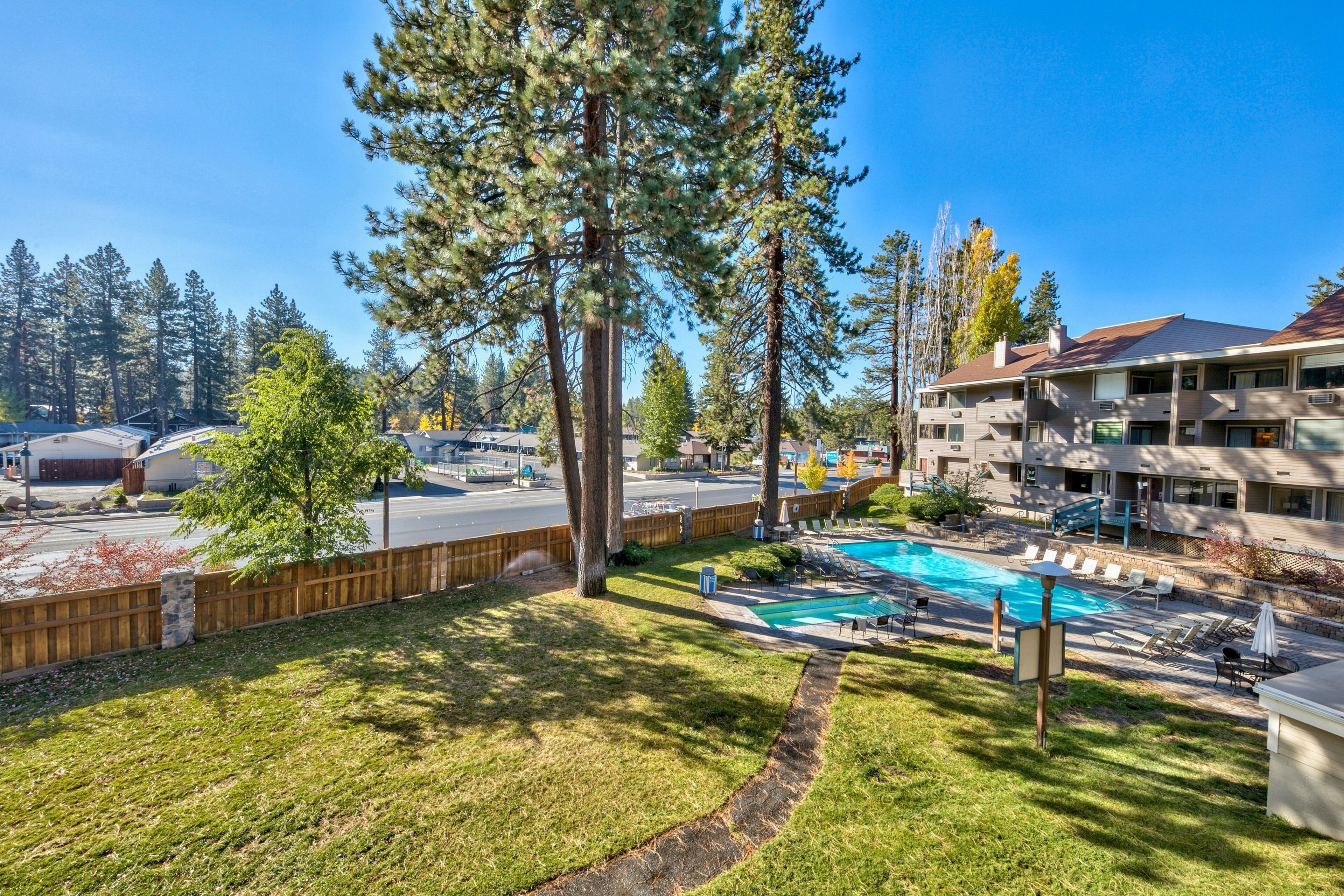 Un quartier résidentiel doté d’une piscine, d’une clôture en bois et de maisons.