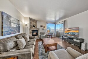 Smart TV, fireplace - Lakeland Village #229 Charming 1 BR 1 BA, Fireplace, Pools & Hot Tubs (South Lake Tahoe)