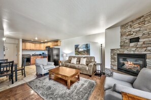 Smart TV, fireplace - Lakeland Village #229 Charming 1 BR 1 BA, Fireplace, Pools & Hot Tubs (South Lake Tahoe)