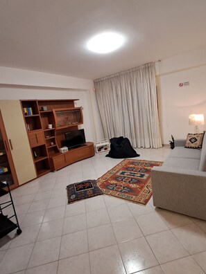 Fernseher, Bücher, Stereoanlage