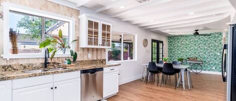 Jääkaappi, mikroaaltouuni, uuni, liesi