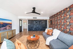 Smart-TV, Kamin, Bücher