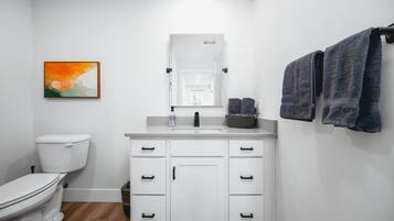 Douche, articles de toilette gratuits, sĂšche-cheveux