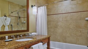 Secador de cabelo, toalhas de banho, sabonete, shampoo