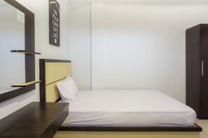 Desk, laptop workspace, free WiFi, bed sheets