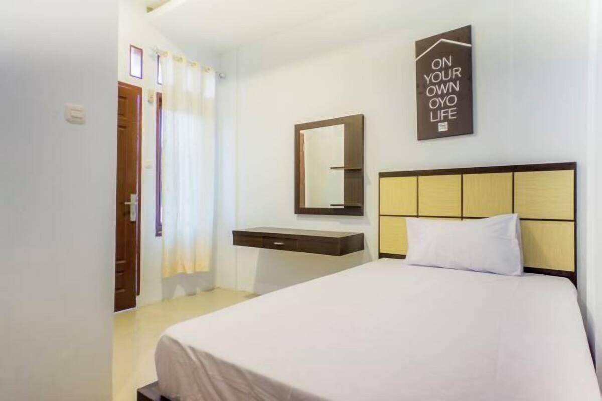 Desk, laptop workspace, free WiFi, bed sheets