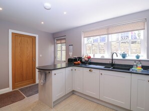 Cottage | Private kitchen | Fridge, dishwasher, electric kettle, toaster - 19 Lion Street (Hereford)
