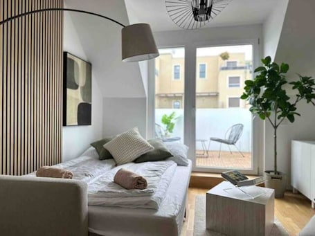 Íbúð | 2 svefnherbergi, sérhannaðar innréttingar, sérvalin húsgögn, skrifborð