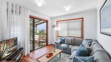 Smart TV, table tennis