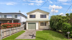 Exterior - King Stingray – double storey beach house with ocean views (Currarong)