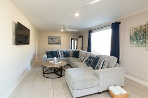 TV - Blaizy Sunkissed | Golf Cart | Pet-Friend (Bay Saint Louis)