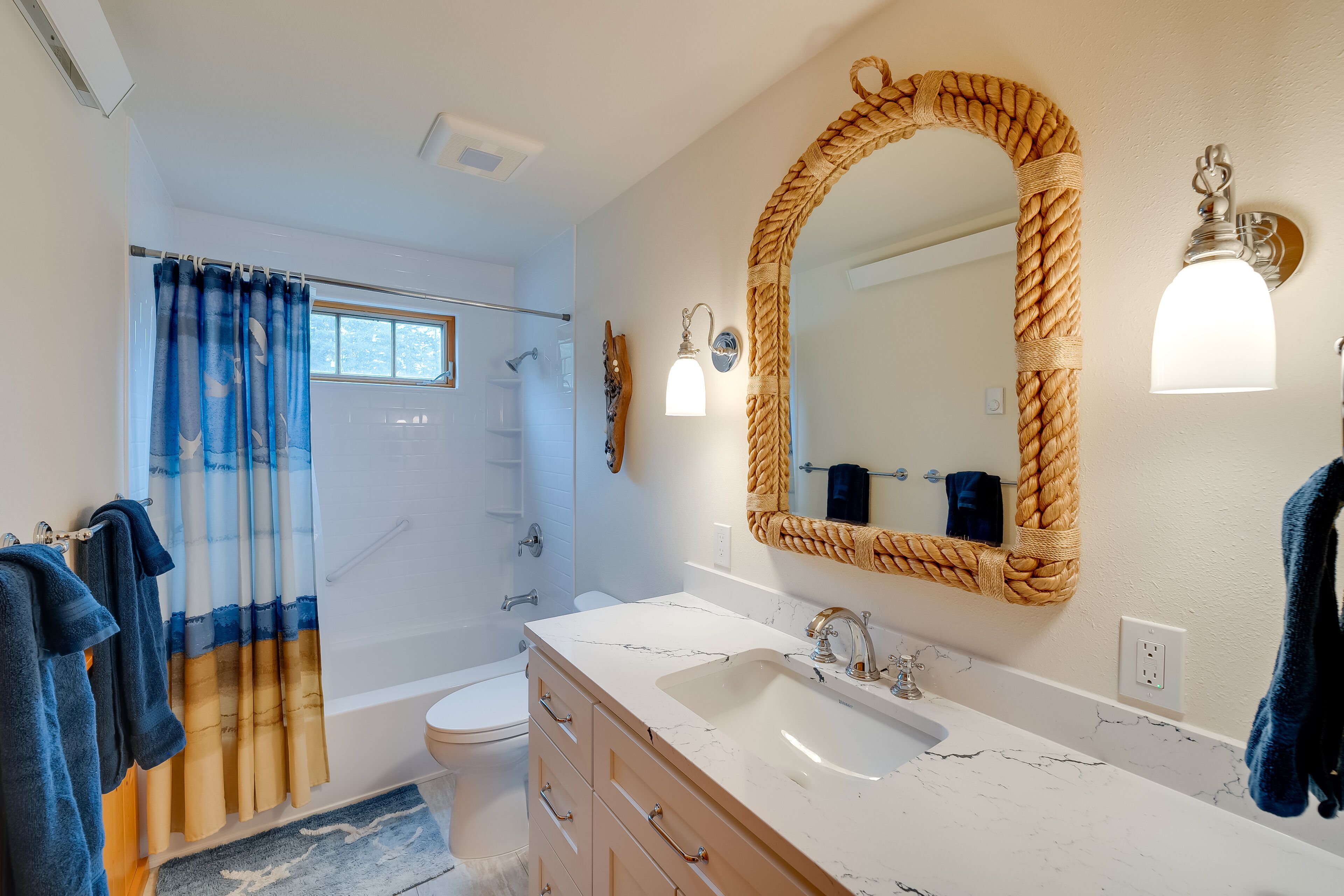 Une salle de bain avec une baignoire, des toilettes et un lavabo.