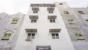 En bygning med et skilt, der viser "OYO LIFE" på facaden.
