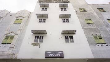 Vista frontal de la propiedad