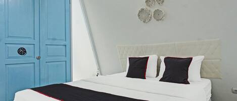 Desk, laptop workspace, soundproofing, free WiFi