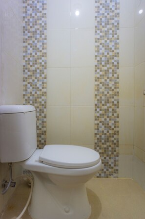Habitación estándar doble | Baño | Ducha y toallas