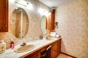 Towels - Patio & Grill! Charming 'Lake Charles Landing Pad' (Lake Charles)