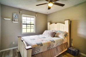 3 bedrooms, WiFi, bed sheets - Patio & Grill! Charming 'Lake Charles Landing Pad' (Lake Charles)