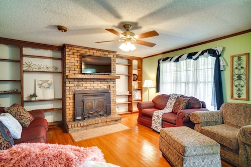 Patio & Grill! Charming 'Lake Charles Landing Pad'