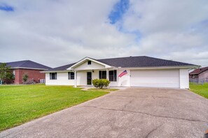 Exterior - Patio & Grill! Charming 'Lake Charles Landing Pad' (Lake Charles)