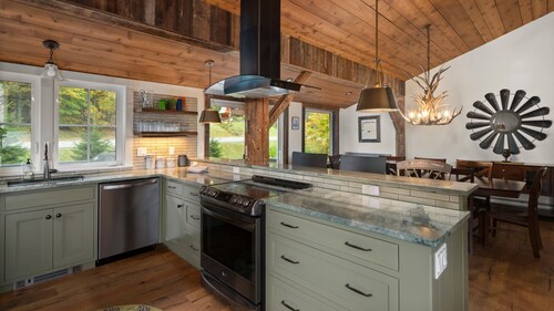 Charming Sugarbush Farmhouse Condo with Hot Tub Oasis