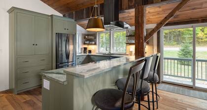 Charming Sugarbush Farmhouse Condo with Hot Tub Oasis