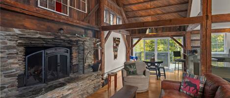 Smart TV, chimenea y impresora