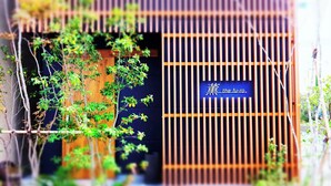 A traditional Japanese building with a wooden gate and a sign that reads "the fu-ro". - Hotel Sumire (Shimonoseki)