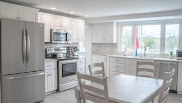 Oceanfront Queen Suite w/ Kitchen | Private kitchen | Mini-fridge, microwave, espresso maker, ice maker