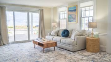 Oceanfront Queen Suite w/ Kitchen | ๊ฑฐ์ค ๊ณต๊ฐ | ๋์งํธ ์ฑ๋ ์์ฒญ์ด ๊ฐ๋ฅํ 50์ธ์น ์ค๋งํธ TV, ๋ทํ๋ฆญ์ค, ํ๋ฃจ